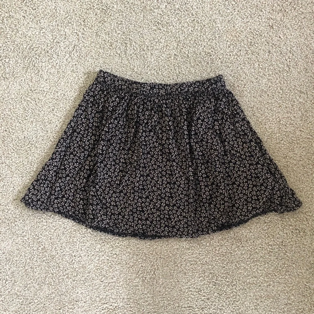 Brandy Melville Luma Skirt - Picture 2 of 4